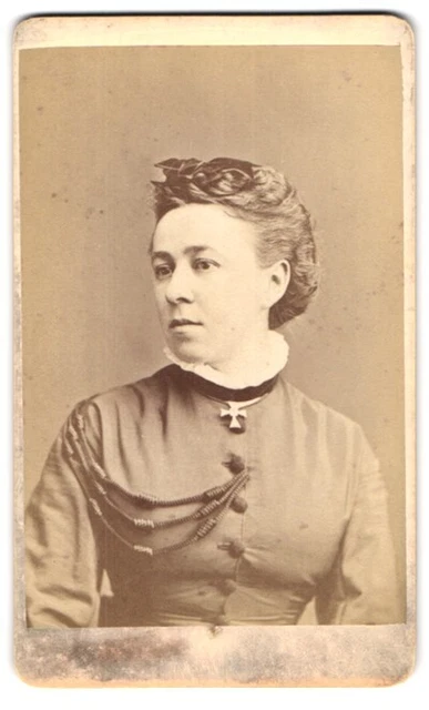 Fotografie Otto Reitmayer, München, Kaufingerstraße 9, Portrait Frau mit Orden,