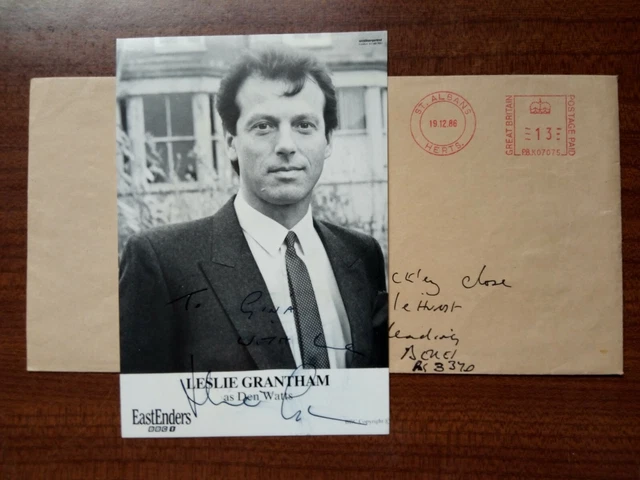 LESLIE GRANTHAM *Den Watts* EASTENDERS HAND SIGNED CAST CARD AUTOGRAPH FREE POST