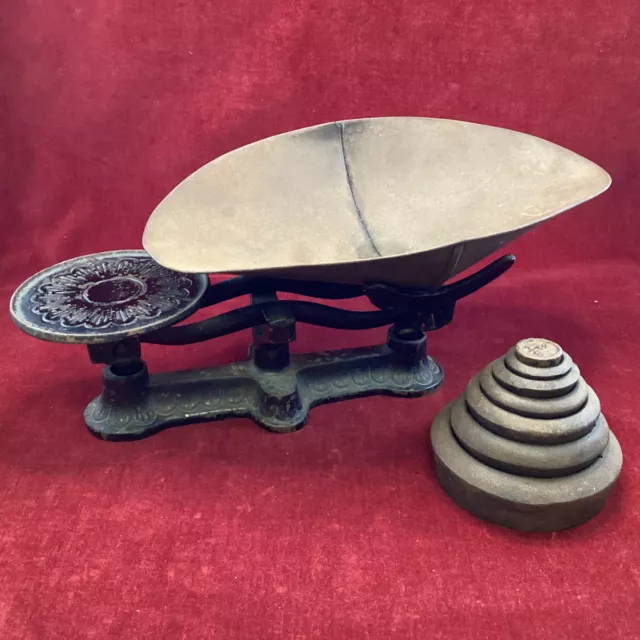Vintage Cast Iron Scales with Weights ( 12B) MO#8685
