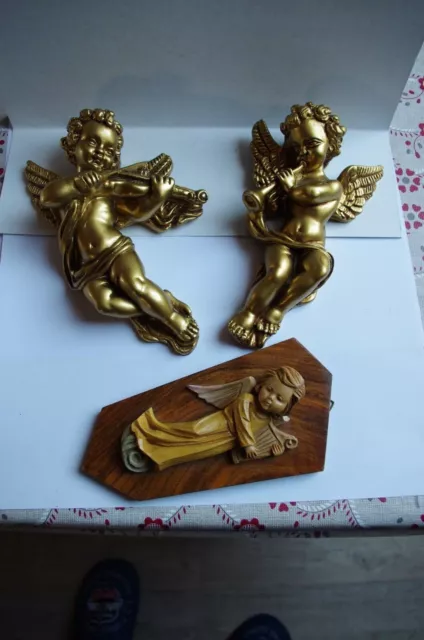 Trois magnifiques anges en résine dont sur socle