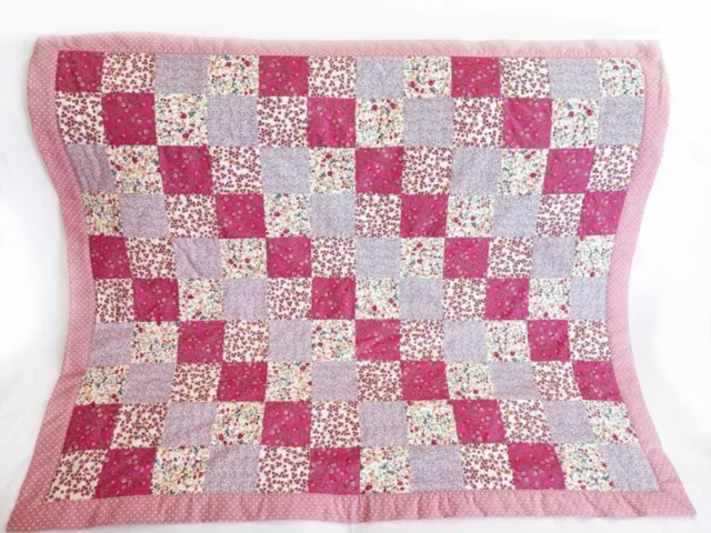 Gesteppte Patchwork Babydecke, Baumwolle, rosa und weiß, Mädchen werfen, handgefertigt