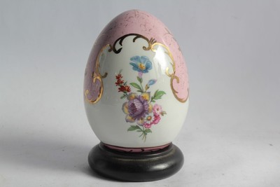 Manufrance Œuf en porcelaine finement décorée 