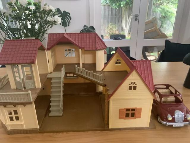 Sylvanian Families - Beechwood Hall, School hall & Car