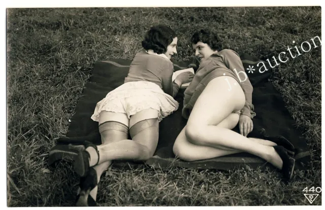 WOMEN w NUDE THIGHS OUTDOOR * Vintage 30s Ostra / BIEDERER Photo PC Lesbian Int