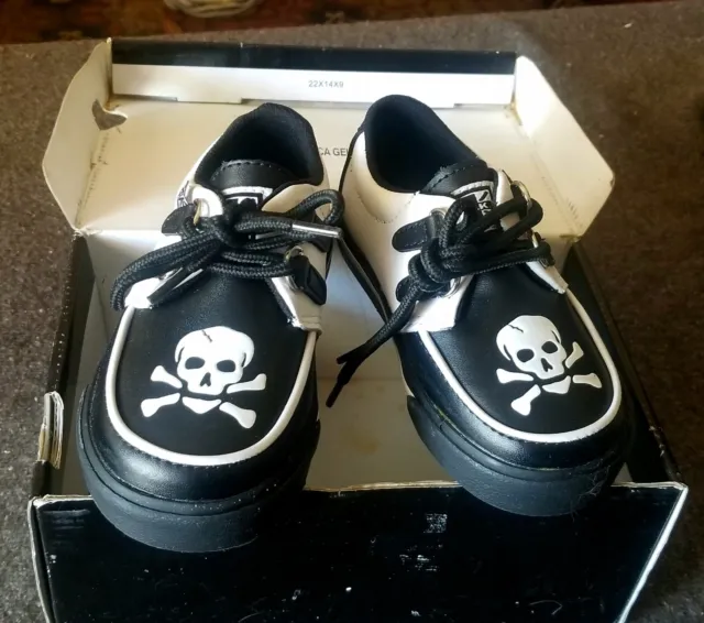 T.U.K. Skull and Crossbones Creeper Black White Kids Shoes Size 8 (US) ☠