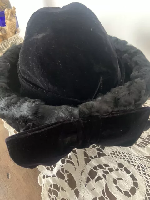 Cappello Donna nero Vintage in velluto con Bordo pelliccia ottime condizioni