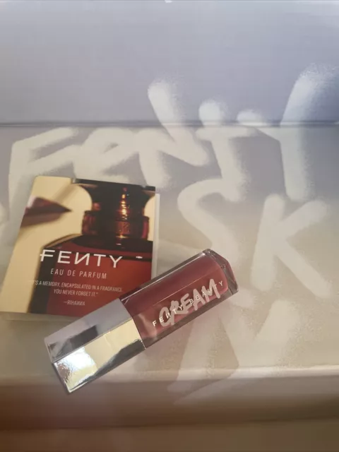 Fenty Beauty Gloss bomba crema FENTY GLOW + muestra de eau de parfum Fenty + GRATIS