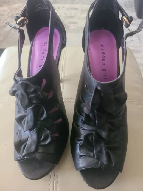 Madden Girl Kalindaa Pari Ruffle Platform Shoe, Womens 7.5 EUC Vegan Leather