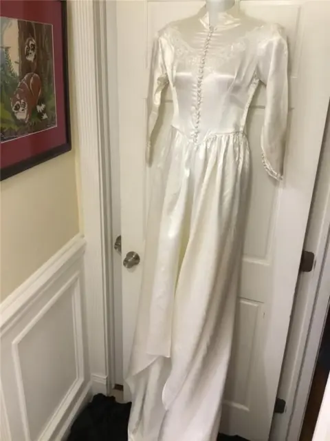 1942 Vintage Off White Satin Victorian Style Wedding Dress Attached Train 2/4