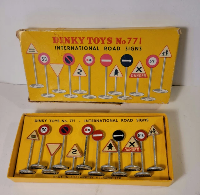 VINTAGE DINKY TOYS 771 International Road Sign Set In