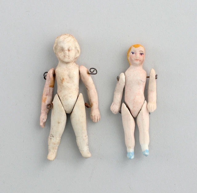 Belle poupèe de collection au visage en biscuit ,vêtements et chapeau