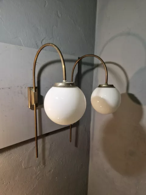 coppia di applique design anni 50 in ottone brunito e sfera vetro candle
