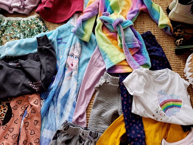 Huge BUNDLE of GIRLS CLOTHES age 5-6 years TSHIRTS leggings robe, jumpers 10