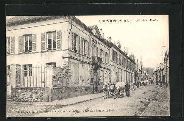 CPA Louvres, Mairie et Ecoles, vue de la rue avec Ochsengespann