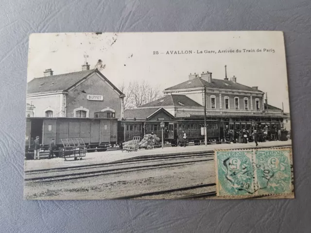 CPA / Carte postale ancienne - AVALLON - La gare, arrivée du train de Paris (89)