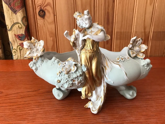 Ancien biscuit porcelaine peint décor Jeune fille et fleurs coupe signé
