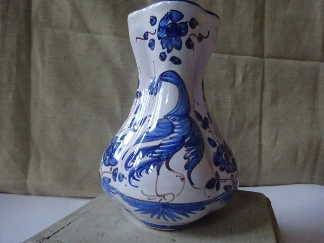 Vase en faience de Moustiers  à décors blanc bleu floral