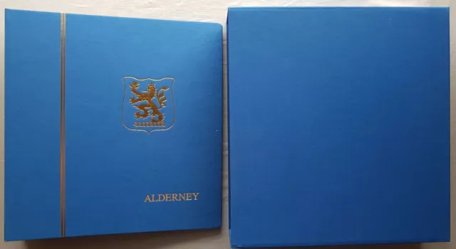 Schaubek Ganzleinen-Schraubbinder Alderney mit Länderprägung blau