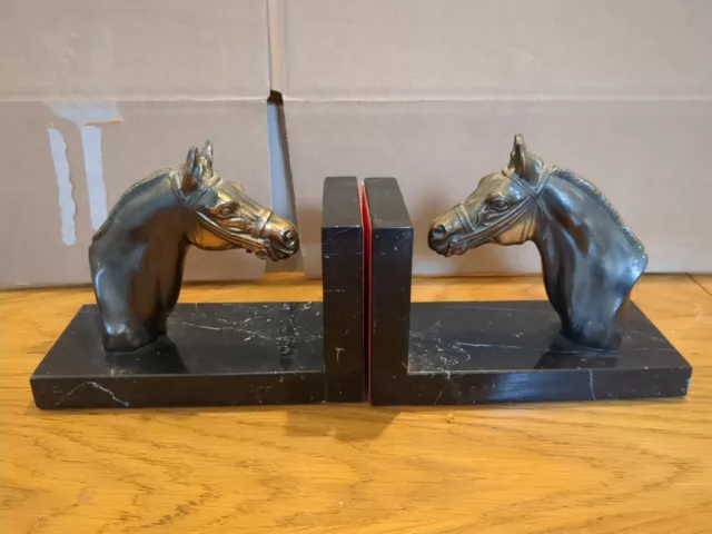 Ancienne Paire de  Serre Livres Têtes de Chevaux en Régule et Marbre