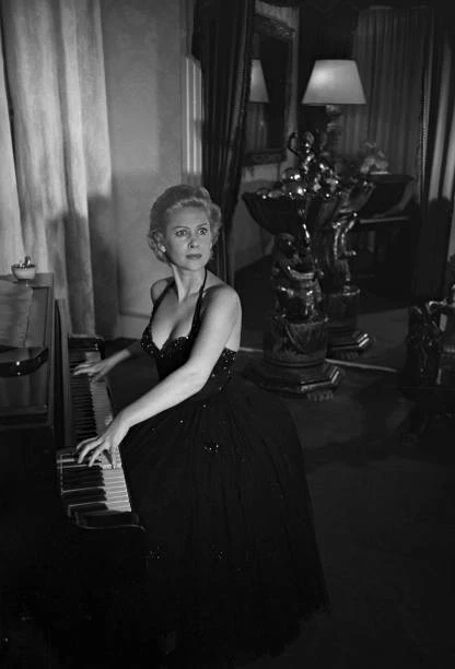 MARTINE CAROL FRENCH Actress & Movie Star Old Photo In 1954 21 £4.66