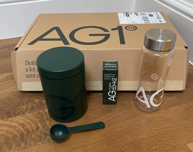 Contenitore e cucchiaio Athletic Greens AG1, bottiglia d'acqua e supplemento Vit D3 & K2 NUOVO Contenitore e cucchiaio Athletic Greens AG1, bottiglia d'acqua e supplemento Vit D3 & K2 NUOVO