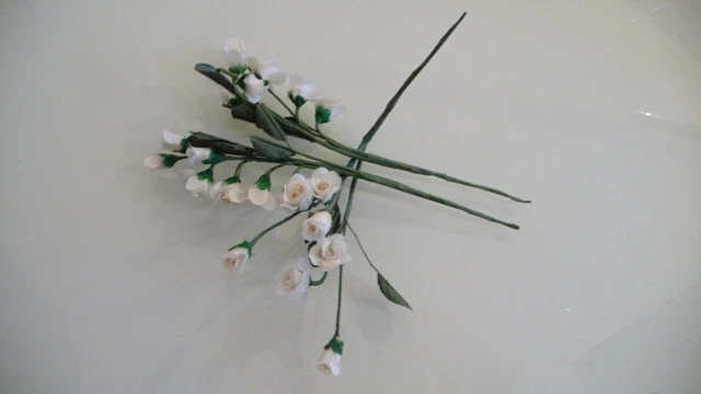 NEU💐3 Bund je 7 Stiele zauberhafte Rosen WEIß Zweige + Grün Seide Textil Pick