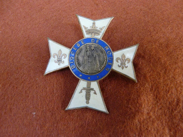 Pendentif Croix Vintage Avec Chaîne – Couleur Or, Bon état, Bijou Ancien Occasion