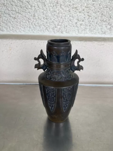 Ancien Vase Chinois En Bronze A Anses Joliment Travaille Debut Xxeme Deco