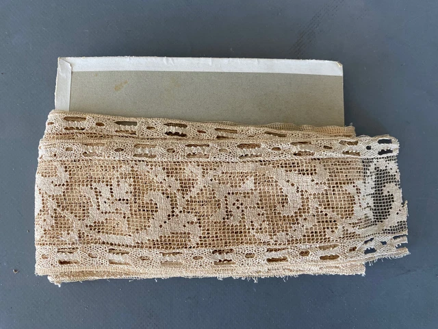 Due Pezzi Di Pizzo A Filet Eseguito A Mano Écru