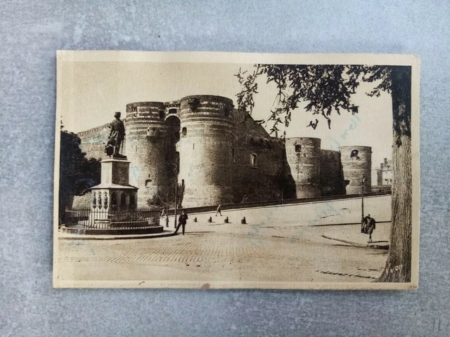 Cpa Angers The Castle And The Statue Of The Reborn King