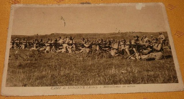 CPA Camp de Sissonne (Aisne) Mitrailleuses en action  Soldats  Militaires