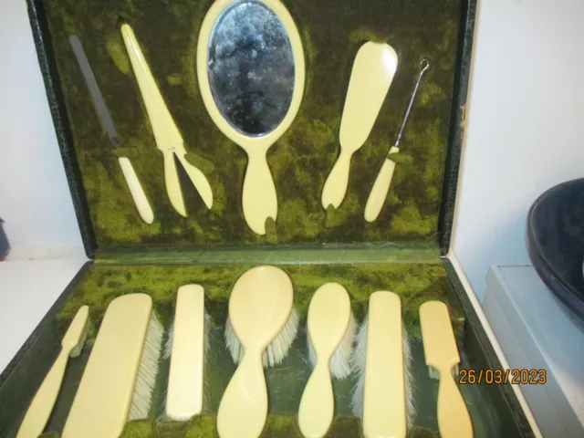 ANCIEN COFFRET DE NECESSAIRE DE TOILETTE art déco 12 pièces bakélite ? ..