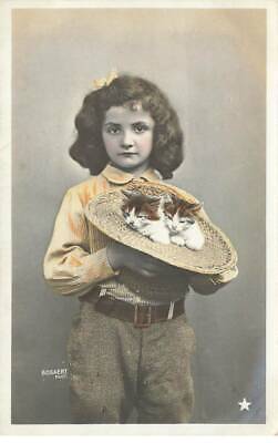 Gatti #MK39812 Piccola Bambina Con Gattini Nel Un Cappello