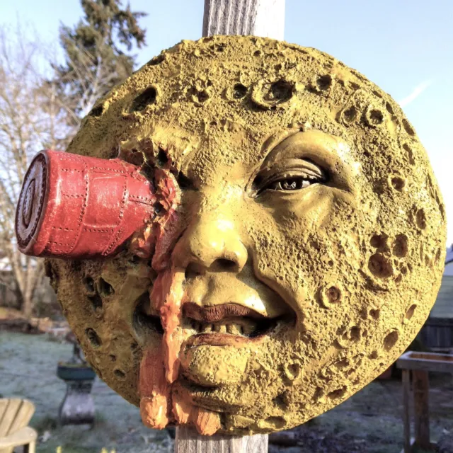 Escultura de pared de 9" ""Hombre en la luna"", un homenaje estilo máscara a la historia cinematográfica