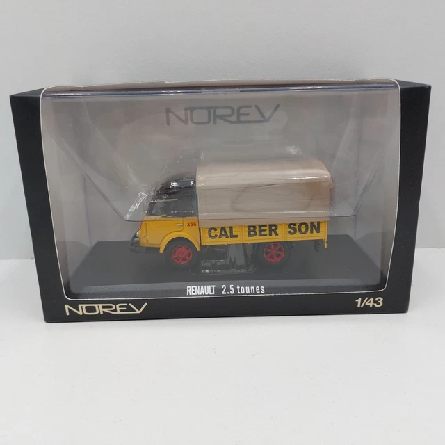 Camion de lait Renault Galion, avec bidons