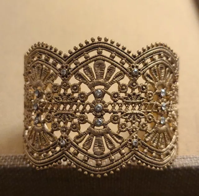 Chloe+Isabel Queens  Lace Cuff