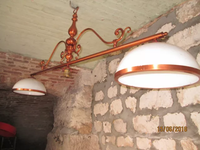 Lampe de Billard laiton à deux bras de lumières en opaline blanche