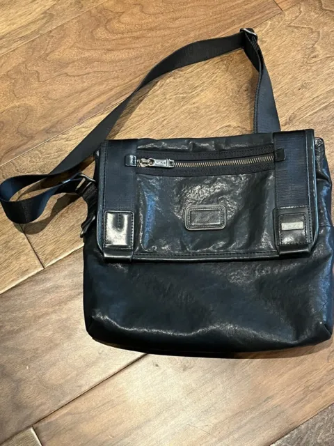 Tumi Messenger Bag Black Leather Used Only Once Unisex Mens Womens