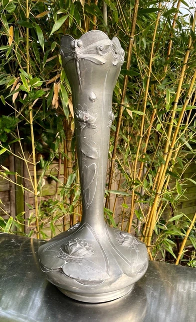 Grand vase de forme diabolo en verre soufflé bleu turquoise avec décor floral • Art Nouveau • 1900s