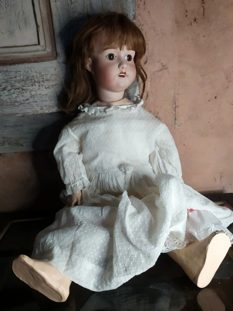 Ancienne poupée en porcelaine avec une bouche fermée 1890