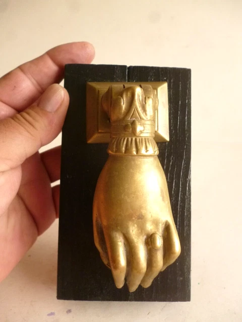 Ancien heurtoir de porte main en bronze 19 ème