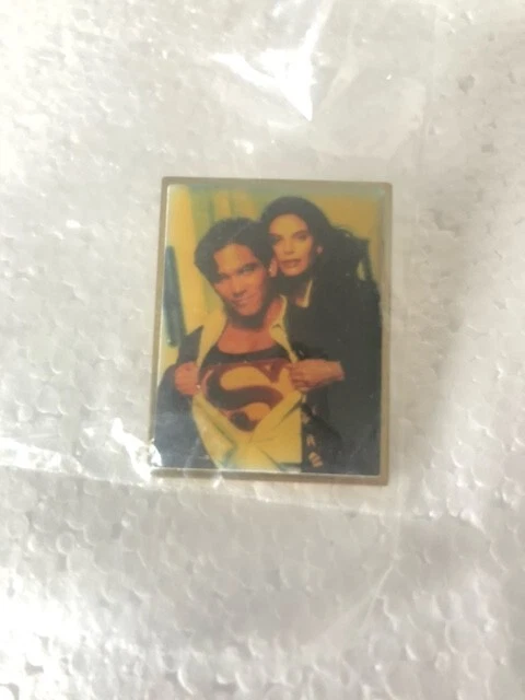 1995 DC Comics LOIS & CLARK Superman Enamel Pin Back Sealed Cain Hatcher Photo