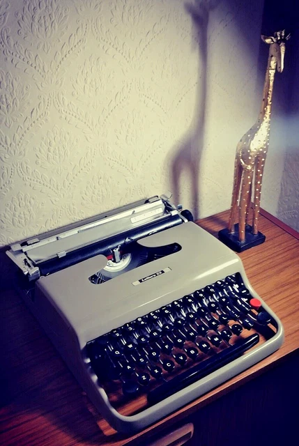 Máquina De Escribir Olivetti Letter 22 Valentine Grandad Reparada En Muy Buen Estado Lista Para Usar Caqui