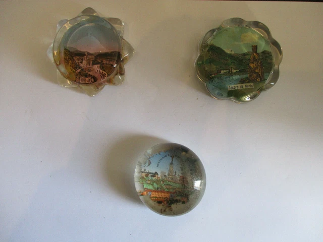 Lot De 3 Anciens Presse Papier En Verre Souvenirs Religieux Lourdes Nd Nuria Etc