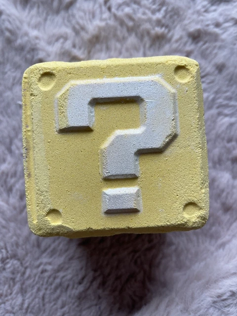 Lush x Super Mario Bros. Bomba de baño de bloque de preguntas de película 2 en 1