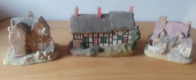 Lilliput lane cottages, 3 Figures in total. Great condition.