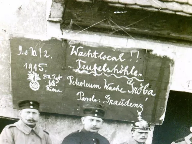 Militaria. Gruppenfoto. Soldatengruppe vor Wachtlocal " Teufelshöhle ". Alte Ans 2