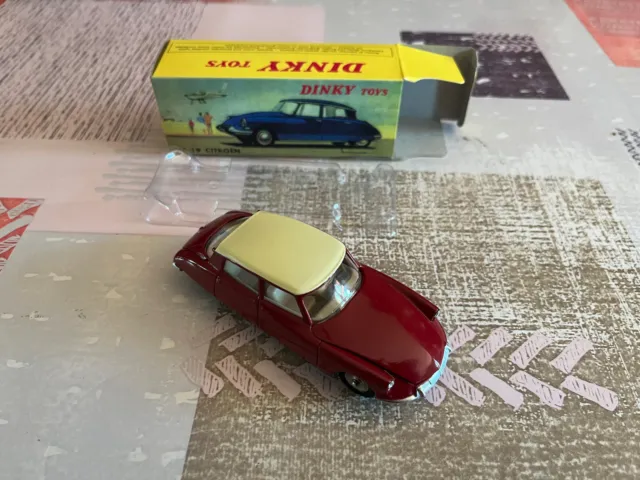Voiture miniature Citroen DS 19 530 Chassis Gris Dinky Toys Atlas au 1/43
