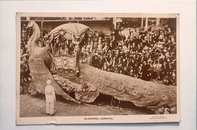 Blackpool Karneval Postkarte 1924 echtes Foto schwimmende Riesenpfauenlanzen