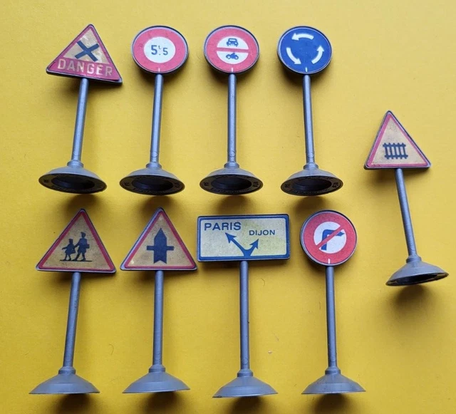 Boîte De 8 Panneaux De Signalisation Norev – Échelle 1:43 – État Neuf